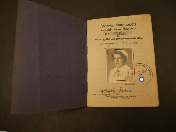 Nachlass einer DRK Helferin in Finnland - Abzeichen + Kennkarte + Verwendungsbuch + Fotoalbum / Erinnerungsbuch