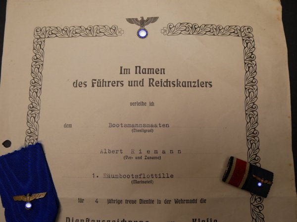 Kriegsmarine Urkunde + Orden - Dienstauszeichnung für 4 Jahre treue Dienste am Band + Feldspange