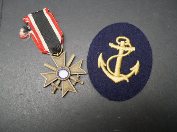 Small Kriegsmarine estate - certificate + medal for KVK 2nd class with manufacturer 92 + sleeve badge