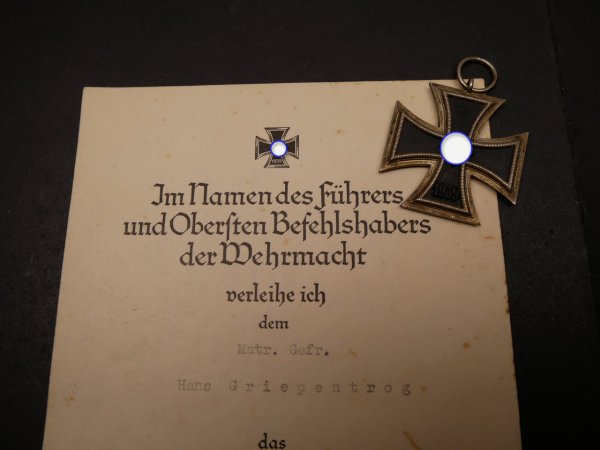 Kriegsmarine legacy certificates and medals 2nd naval anti-aircraft division - EK2 + blockade runner + wounded badge in black + silver