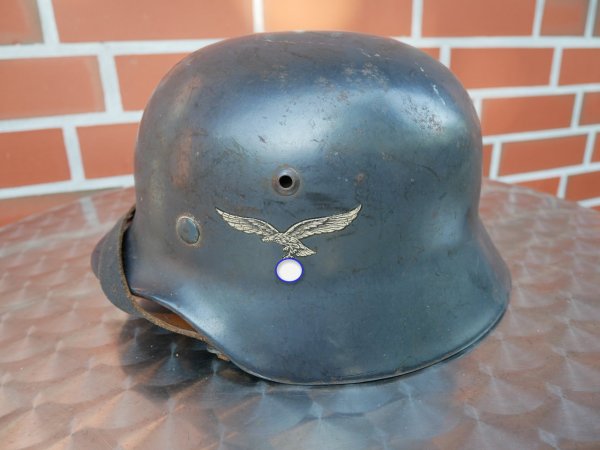 Luftwaffe Stahlhelm M35 mit zwei Emblemen - gestempelt "Fl.Ausb.Rgt.23" 1939 in Magdeburg aufgestellt