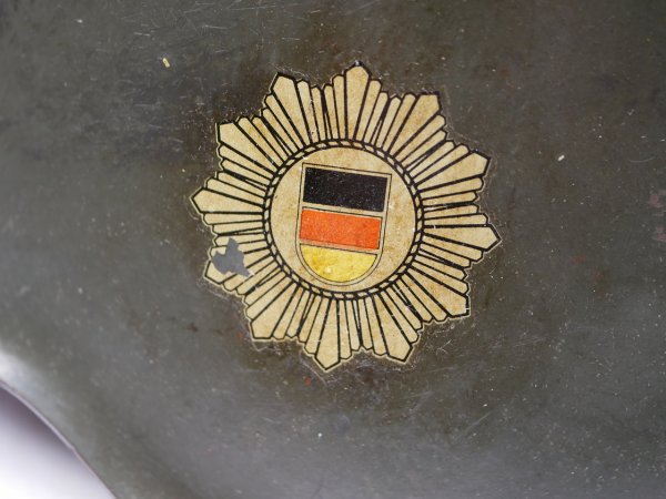 Seltener Stahlhelm der KVP Kasernierte Volkspolizei M56 mit einem Emblem von 1962