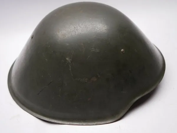 Seltener Stahlhelm der KVP Kasernierte Volkspolizei M56 mit einem Emblem von 1962