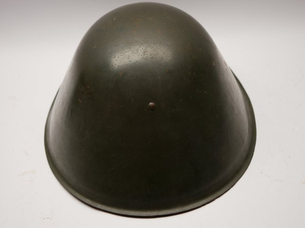 Seltener Stahlhelm der KVP Kasernierte Volkspolizei M56 mit einem Emblem von 1962