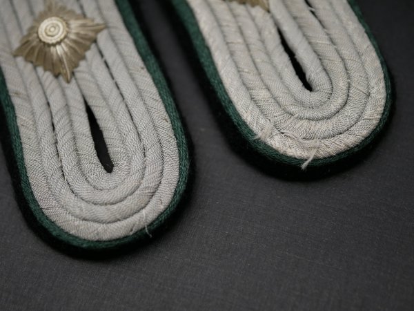 Waffen-SS Paar Schulterstücke für einen SS-Hauptsturmführer - Gebirgsjäger oder SD Sicherheitsdienst