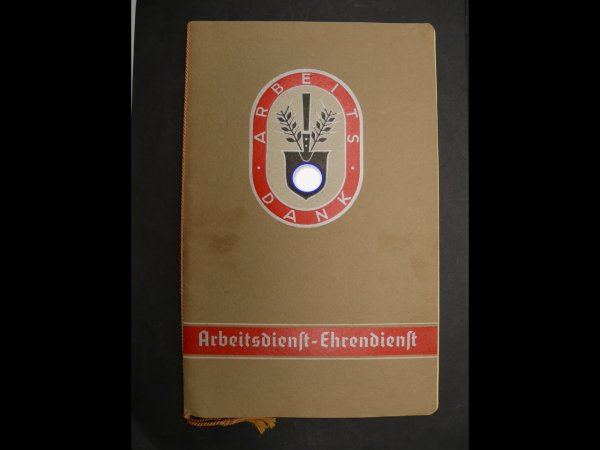 Urkunde zum KVK Kriegsverdienstkreuz 2. Klasse mit Schwertern + zwei RAD Alben vom selben Mann