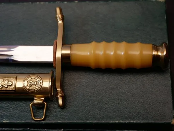 VM Volksmarine dagger for officers with hanger in box