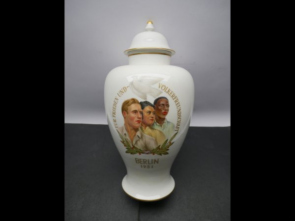 Meissen - Large Lidded Vase / Cup "For Peace and Friendship between Nations" Berlin 1951 - For outstanding sporting achievements