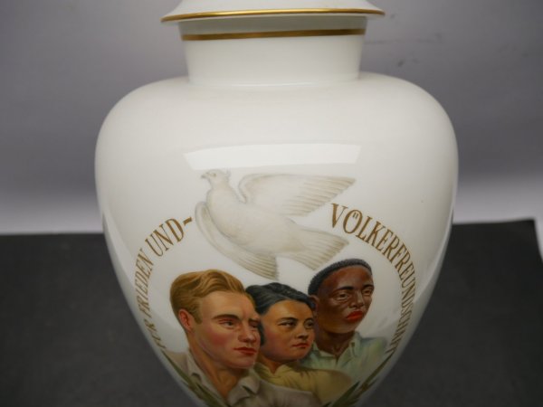 Meissen - Large Lidded Vase / Cup "For Peace and Friendship between Nations" Berlin 1951 - For outstanding sporting achievements