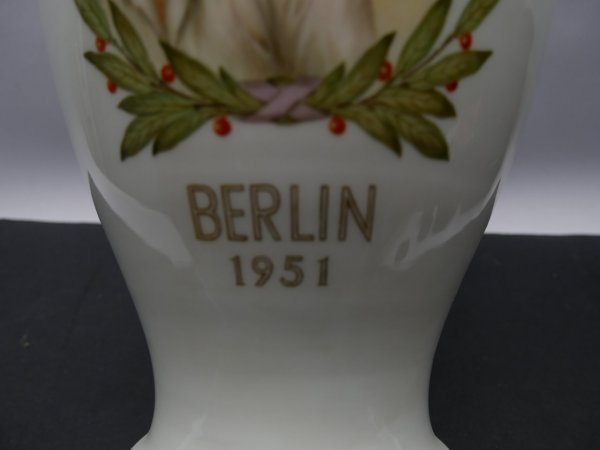 Meissen - Large Lidded Vase / Cup "For Peace and Friendship between Nations" Berlin 1951 - For outstanding sporting achievements