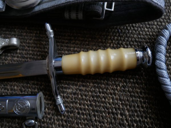 NVA Offiziersdolch mit Gehänge + Paradebinde + Fangschnur