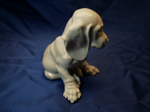 Allach - Dackelwelpe sitzend - Weißes Porzellan. Entwurf Theodor Kärner, Modell-Nr. "2"