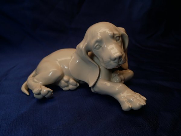 Allach - young dachshund lying down - design by Prof. Th. Kärner No. 1