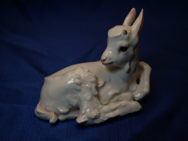 Allach - Farbiges Zicklein, liegend - Entwurf Prof. Th. Körner Nr. 102