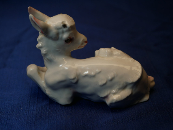 Allach - Farbiges Zicklein, liegend - Entwurf Prof. Th. Körner Nr. 102