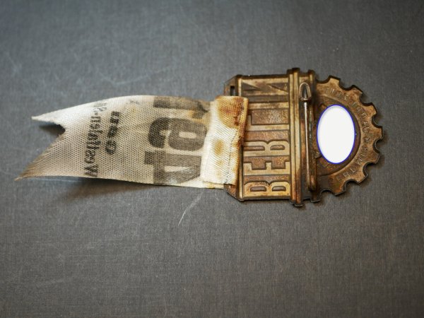 Abzeichen Berlin - Gebt mir 4 Jahre Zeit am Seidenband Gau Westfalen-Süd 491