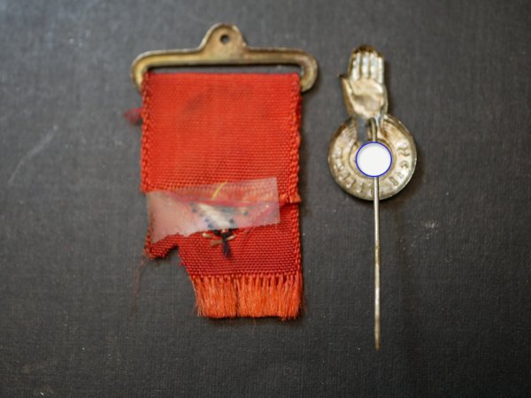 Abzeichen " Heil H... " + beschädigter Anhänger