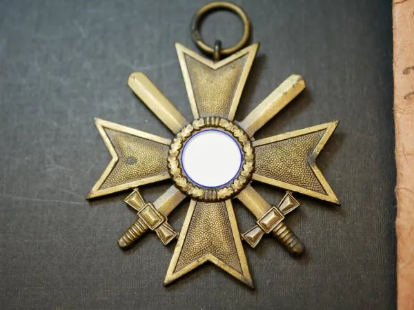 KVK - Kriegsverdienstkreuz 2. Klasse mit Schwerter Hersteller 67 H. Kreisel, Gablonz + Tüte Gustav Hörter, Pforzheim
