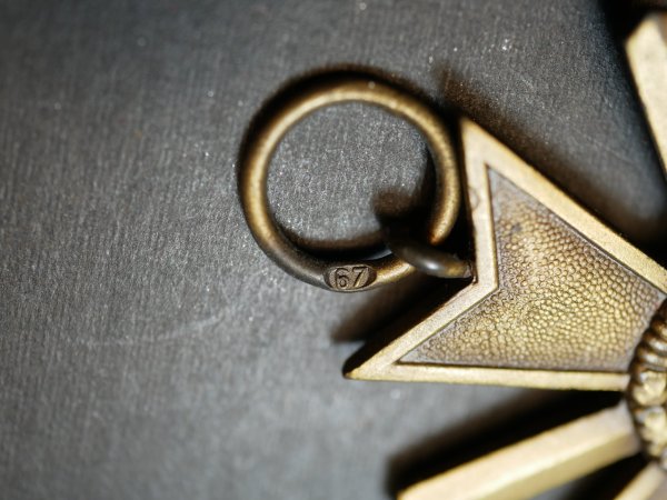 KVK - Kriegsverdienstkreuz 2. Klasse mit Schwerter Hersteller 67 H. Kreisel, Gablonz + Tüte Gustav Hörter, Pforzheim