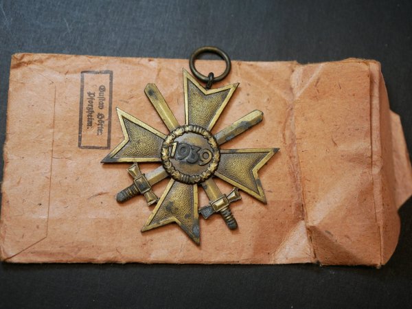 KVK - Kriegsverdienstkreuz 2. Klasse mit Schwerter Hersteller 67 H. Kreisel, Gablonz + Tüte Gustav Hörter, Pforzheim