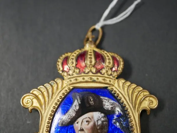 Anhänger / Medaillon - Bekröntes Bildnis von König Friedrich II. von Preußen und Initialen für Fridericus Rex