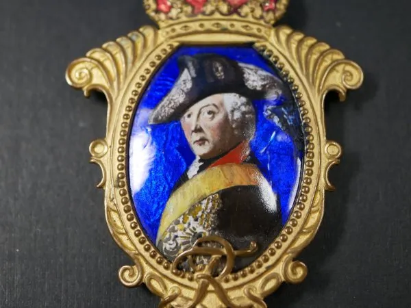 Anhänger / Medaillon - Bekröntes Bildnis von König Friedrich II. von Preußen und Initialen für Fridericus Rex
