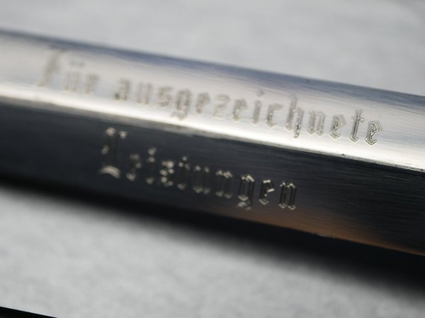 Geschenkdolch - NVA Offiziersdolch mit gravierter Klinge "für ausgezeichnete Leistungen" mit Gehänge in Schachtel