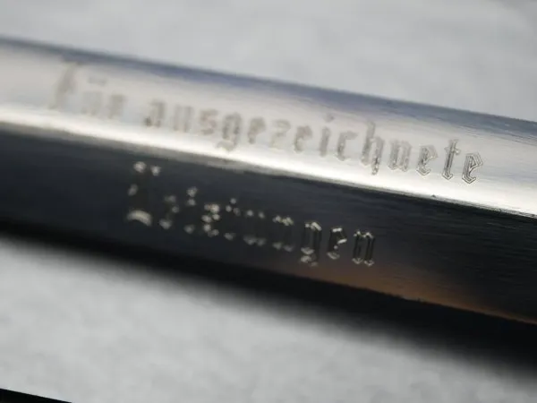 Geschenkdolch - NVA Offiziersdolch mit gravierter Klinge "für ausgezeichnete Leistungen" mit Gehänge in Schachtel