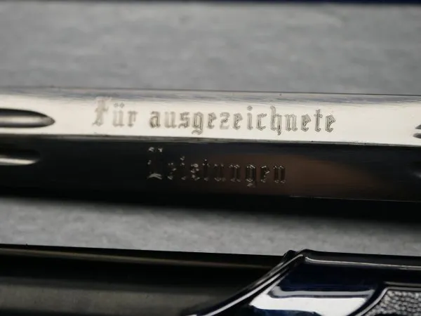 Geschenkdolch - NVA Offiziersdolch mit gravierter Klinge "für ausgezeichnete Leistungen" mit Gehänge in Schachtel