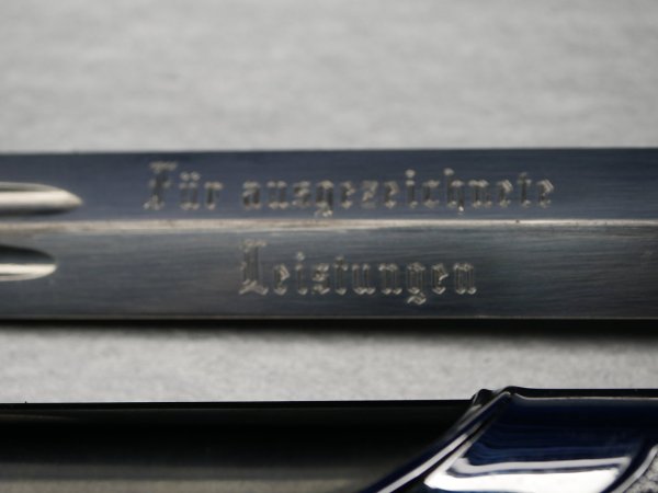 Geschenkdolch - NVA Offiziersdolch mit gravierter Klinge "für ausgezeichnete Leistungen" mit Gehänge in Schachtel