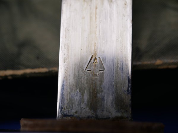 DDR / NVA Ehrendolch der Offiziere, Hersteller Mühlhausen mit dem frühen 3 Loch Gehänge in nummerngleicher Schachtel