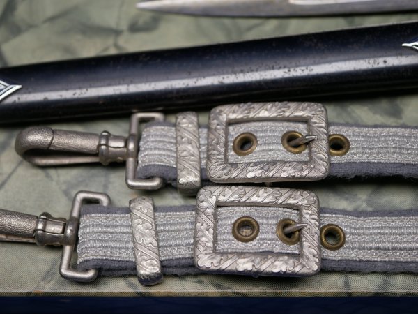 DDR / NVA Ehrendolch der Offiziere, Hersteller Mühlhausen mit dem frühen 3 Loch Gehänge in nummerngleicher Schachtel