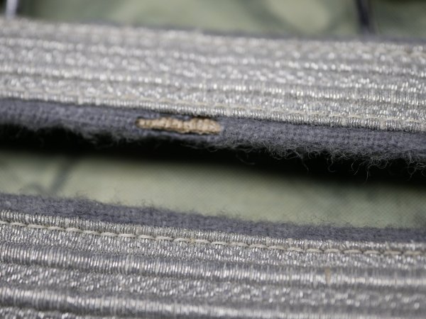 DDR / NVA Ehrendolch der Offiziere, Hersteller Mühlhausen mit dem frühen 3 Loch Gehänge in nummerngleicher Schachtel