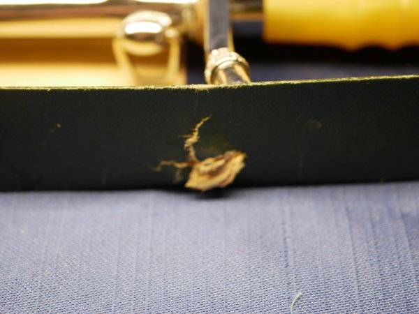 DDR / NVA Ehrendolch der Offiziere, Hersteller Mühlhausen mit dem frühen 3 Loch Gehänge in nummerngleicher Schachtel