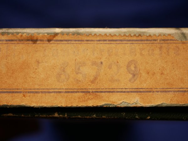 DDR / NVA Ehrendolch der Offiziere, Hersteller Mühlhausen mit dem frühen 3 Loch Gehänge in nummerngleicher Schachtel