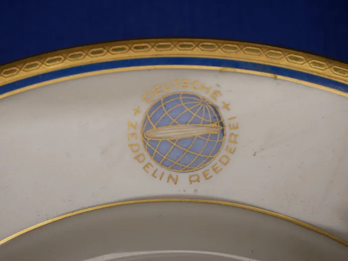 Teller "Deutsche Zeppelin Reederei" von Heinrich-Elfenbein-Porzellan