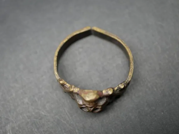 Originaler Totenkopfring Husarenring im Fundzustand / Hortfund / Rohling