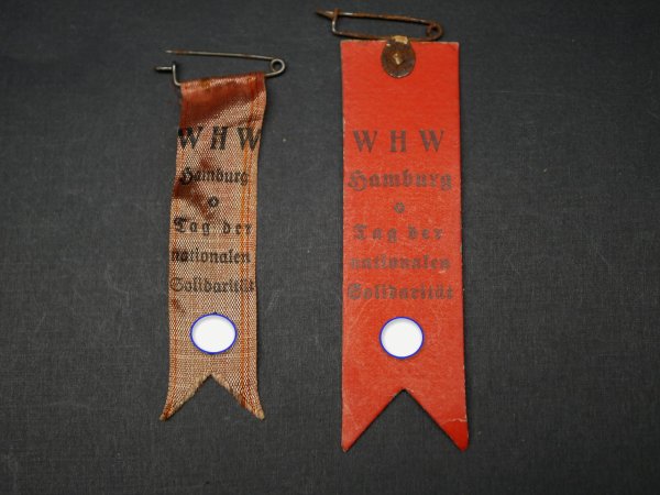 Lot von 2 WHW Abzeichen - Hamburg, Tag der nationalen Solidarität