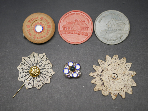 Lot WHW - Abzeichen DAF + DJH + Blumen