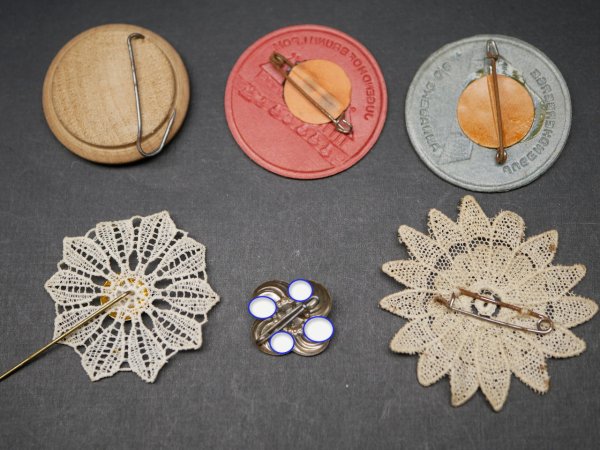 Lot WHW - Abzeichen DAF + DJH + Blumen