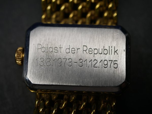 DAU - Ruhla Damenuhr "Für den Erbauern des Palast der Republik" Rs "Palast der Republik 13.08.1973 - 31.12.1975"