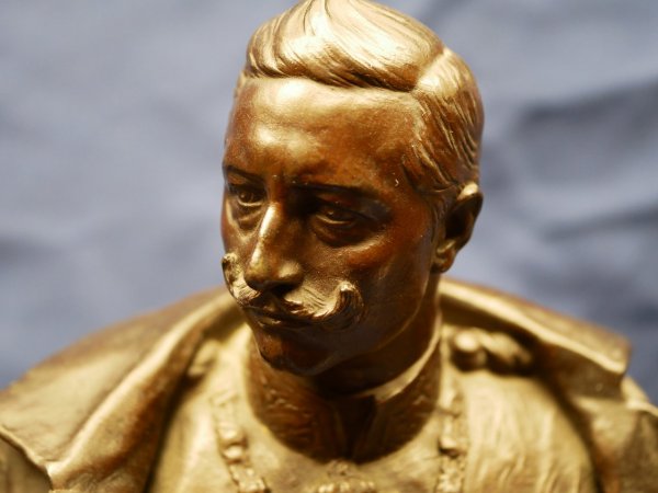 Bronzierte Büste mit Bildnis von Kaiser Wilhelm II auf Holzsockel mit Plakette "Offizierschiessen am 5.8.03 1.Preis"