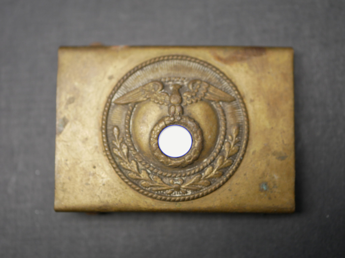 Kleines Hosenbund-Koppelschloss für SA oder NSDAP Jugend. Stehendes HK. ​​​​​​​Maße ca. 54 x 38 mm