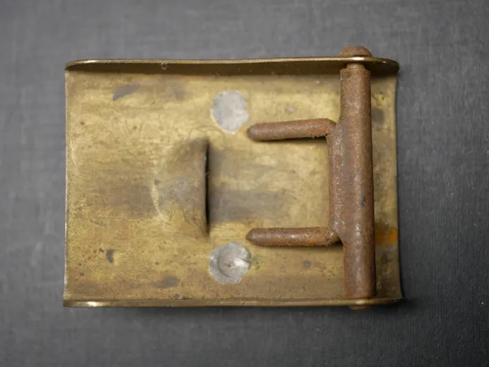 Kleines Hosenbund-Koppelschloss für SA oder NSDAP Jugend. Stehendes HK. ​​​​​​​Maße ca. 54 x 38 mm