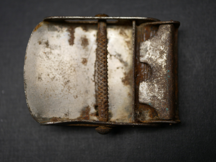 Kleines Sympathie Koppelschloss mit liegenden HK. Maße 48 x 32 mm