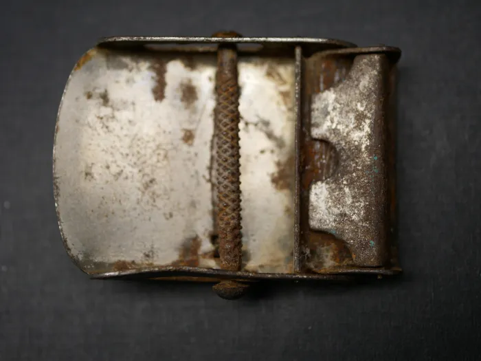 Kleines Sympathie Koppelschloss mit liegenden HK. Maße 48 x 32 mm