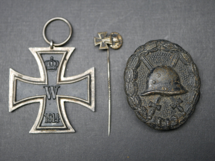 Iron Cross 2nd Class 1914 with manufacturer's mark LW + Wound Badge in Black + miniature