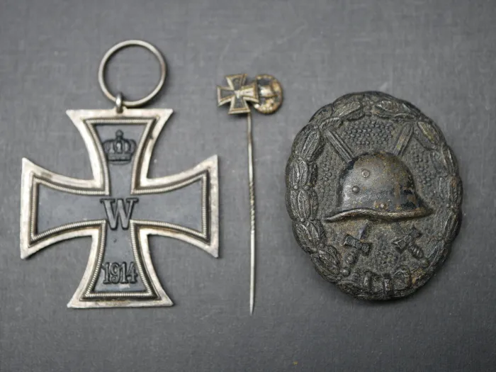 Iron Cross 2nd Class 1914 with manufacturer's mark LW + Wound Badge in Black + miniature