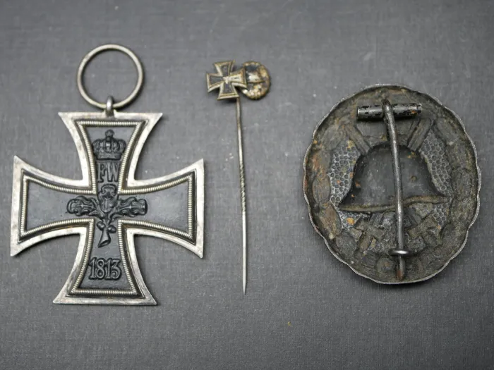 Iron Cross 2nd Class 1914 with manufacturer's mark LW + Wound Badge in Black + miniature