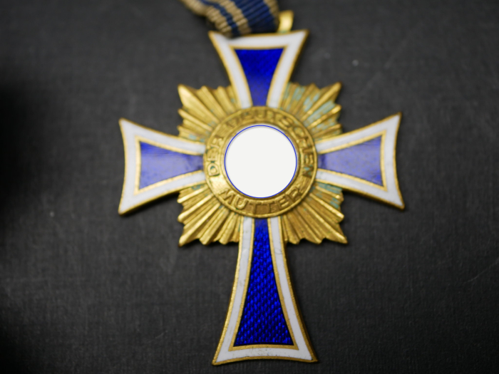 Mutterkreuz in Gold am langen Band